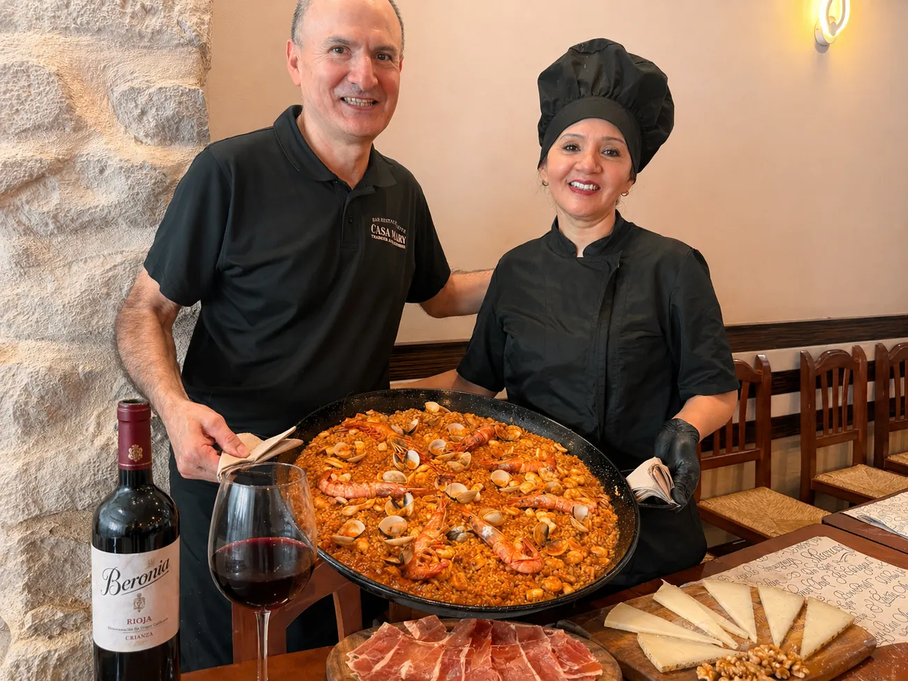 El equipo de Casa Mary con un arroz de marisco recién hecho, vino, jamón y queso