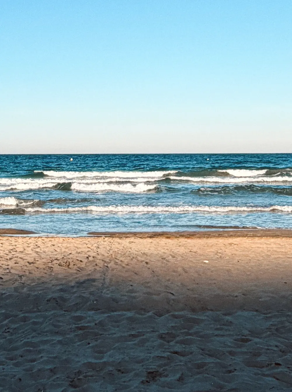 Playa de Alicante con el mar Mediterráneo al fondo