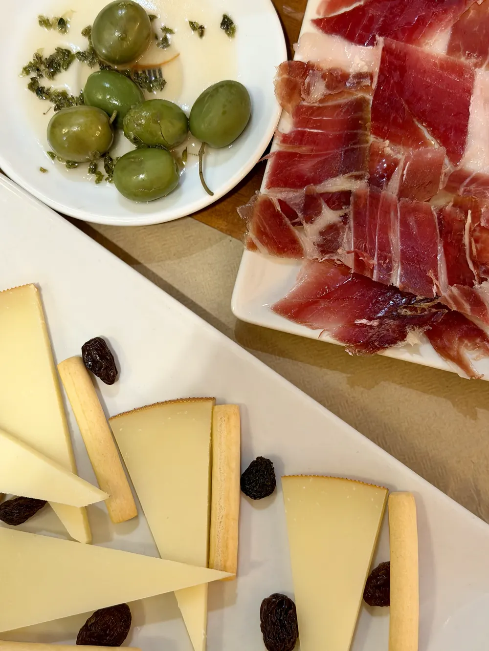 Aceitunas, jamón y queso manchego de Casa Mary